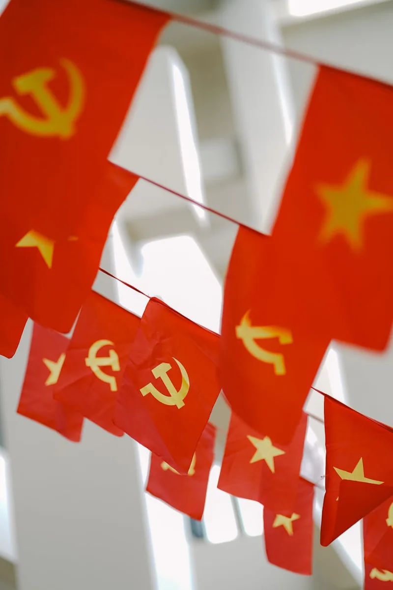 信息核查工作场景：分析师在整理证据链与交叉验证记录